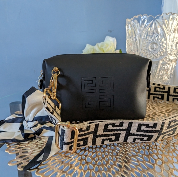 Givenchy - Picture 7 of 13